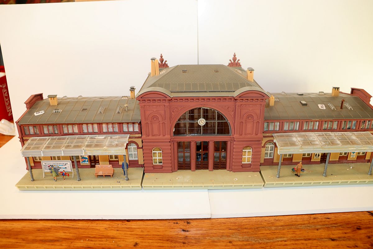 Modelling SW19969, Faller main station, consisting of three parts, (already assembled from kit), for H0 gauge, 