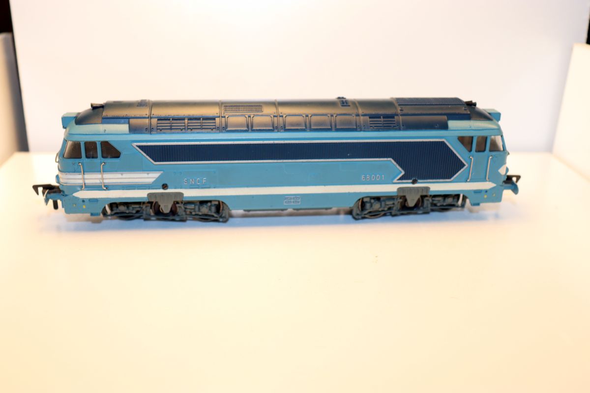 Fleischmann 1386, SNCF BR 68001 diesel locomotive, cast iron, blue/light blue, DC, for H0 gauge, 