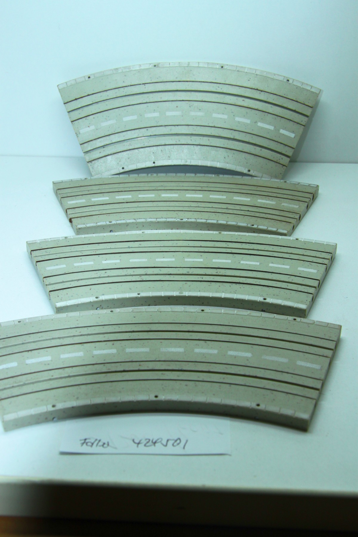 Faller AMS H0 424501, Kurve Bogen Strecke 45°, zweispurig, ohne Originalverpackung, Die Teile stammen  aus einem Anlagen Rückbau. Sie wurden einer Reinigung unterzogen. Verbinder können fehlen. Der Preis gilt für ein Teil.