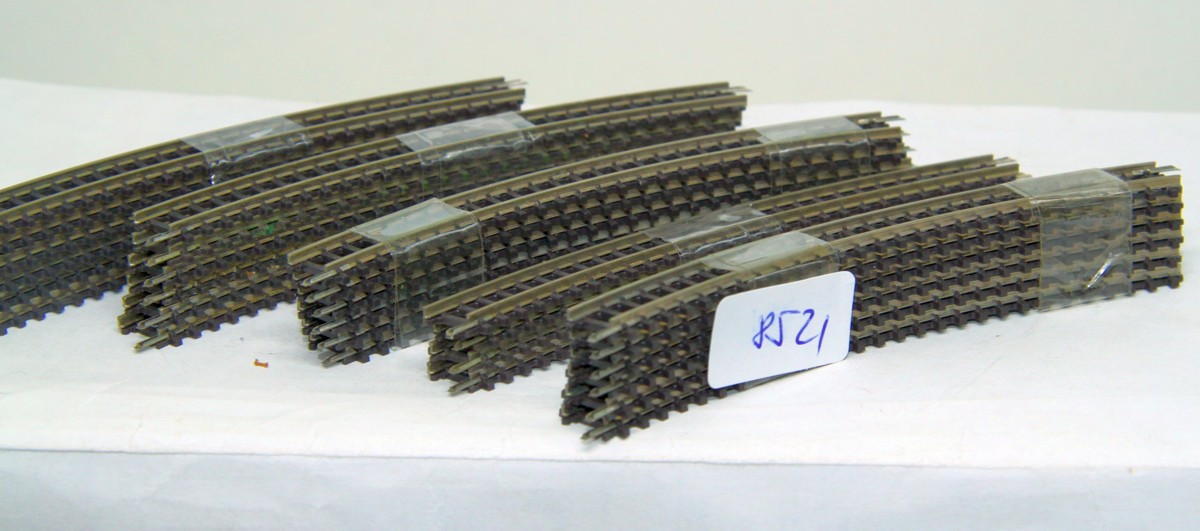 Märklin 8521, gebogenes Gleis Radius 195 mm, AC, Spur Z, ohne Originalverpackung, Teilweise stammen die Gleise aus einem Anlagen Rückbau. Einige Schwellen können defekt oder mit Farbresten behaftet sein. Die Gleise wurden einer Reinigung unterzogen. Der P