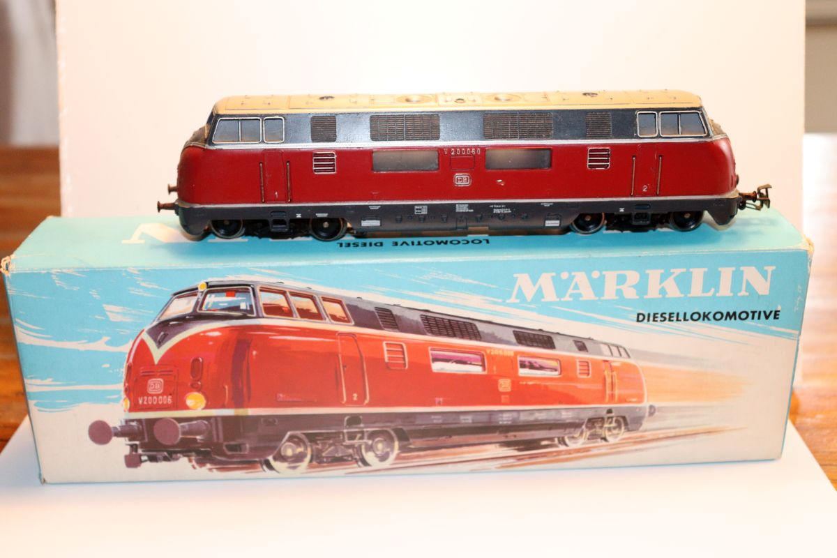 Märklin 3021, diesel locomotive series V 200 of the DB red / blue-gray, digitized, AC, gauge H0,