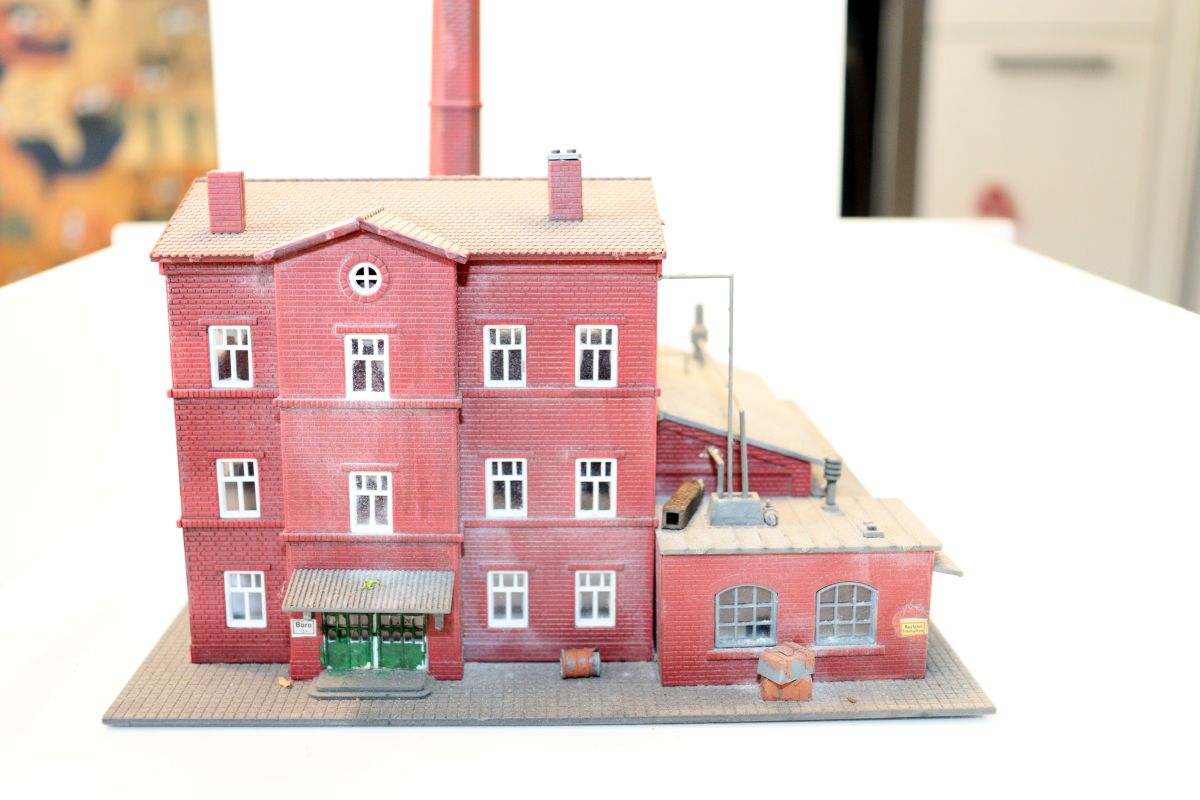 Model SW21163, industrial building with chimney, (already assembled from kit, item comes from a dismantled layout), for N gauge, 