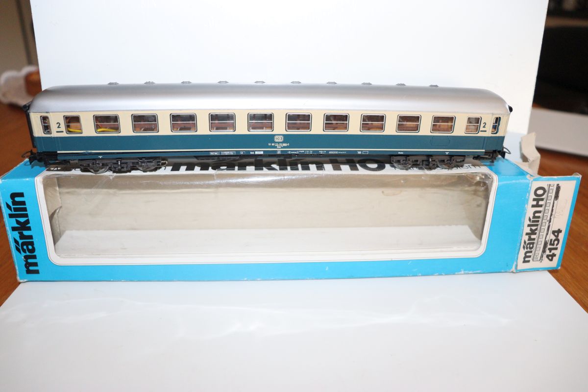 Märklin 4154, Reisezugwagen Büm 234 der DB, mit zusätzlicher Innenbeleuchtung und zusätzlicher Schlussbeleuchtung
