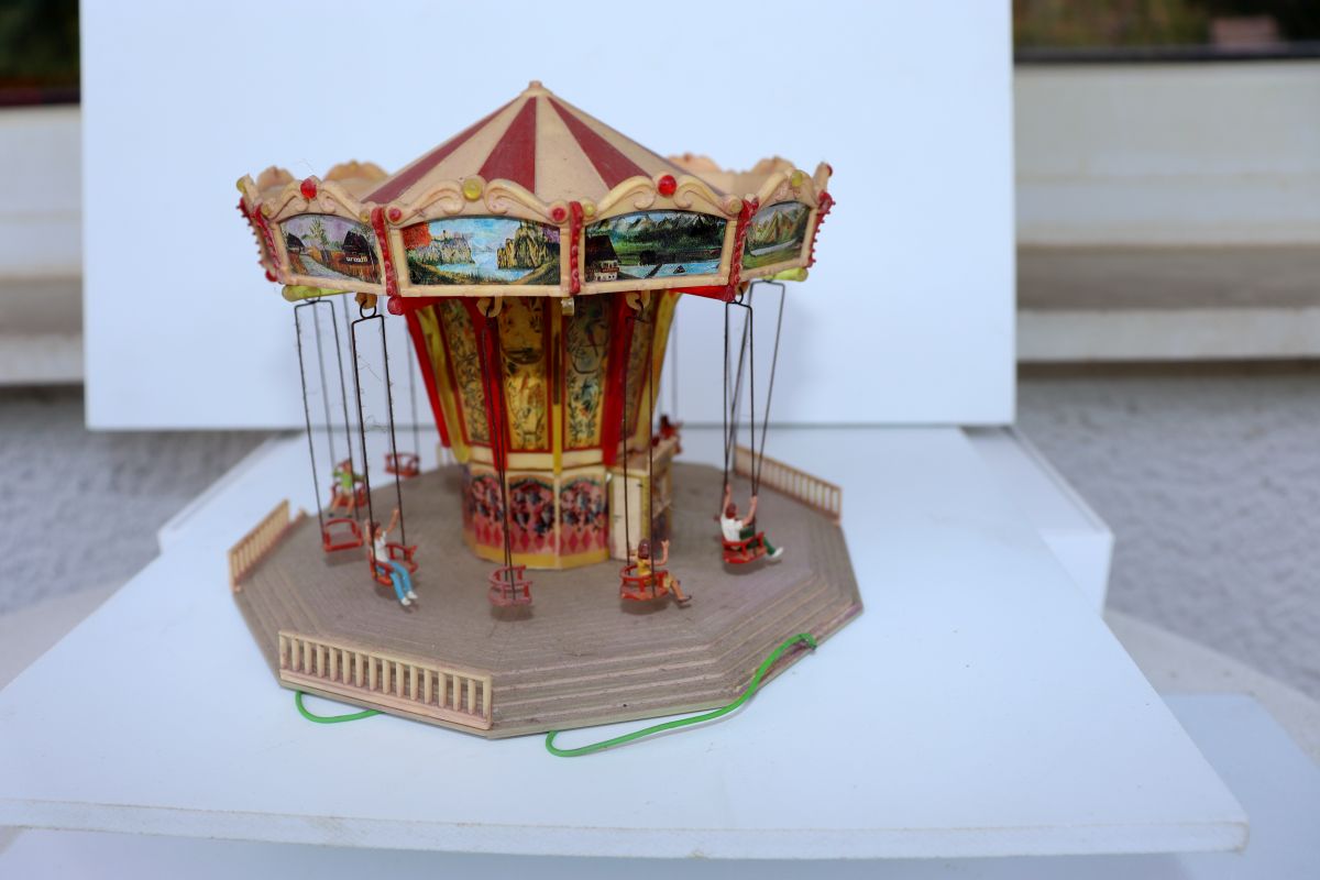 Model kit SW21972, Faller Fairground set consisting of 4 illuminated booths, 1 motorized chain carousel, 1 illuminated and motorized Ferris wheel, for H0 scale,
