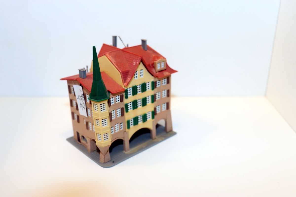 Model kit, SW21914, half-timbered houses with arcades, for Z gauge, (already assembled from the kit), 