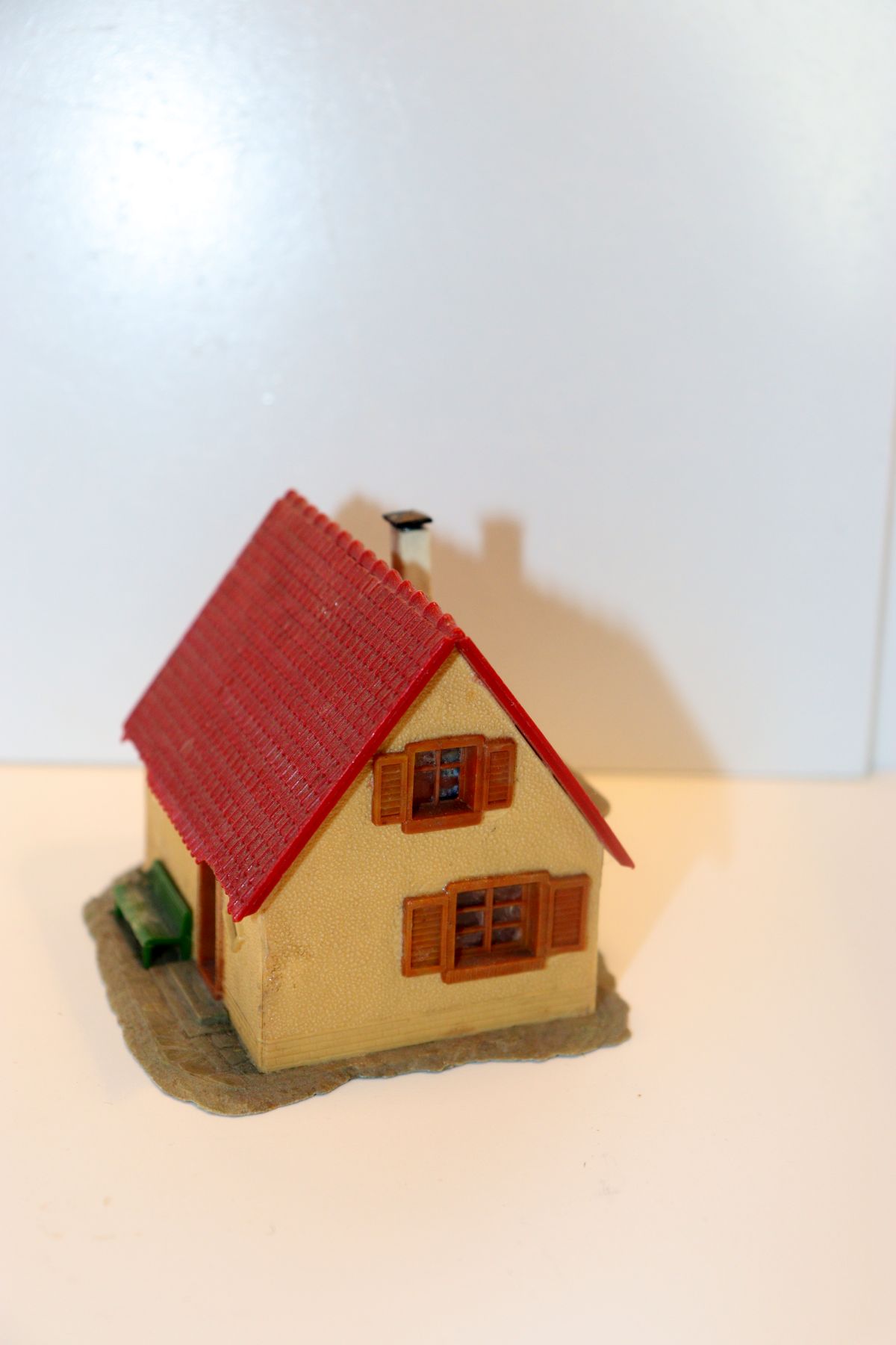 Model SW21667, residential building (already assembled from kit, item comes from a dismantled layout), for H0 gauge,