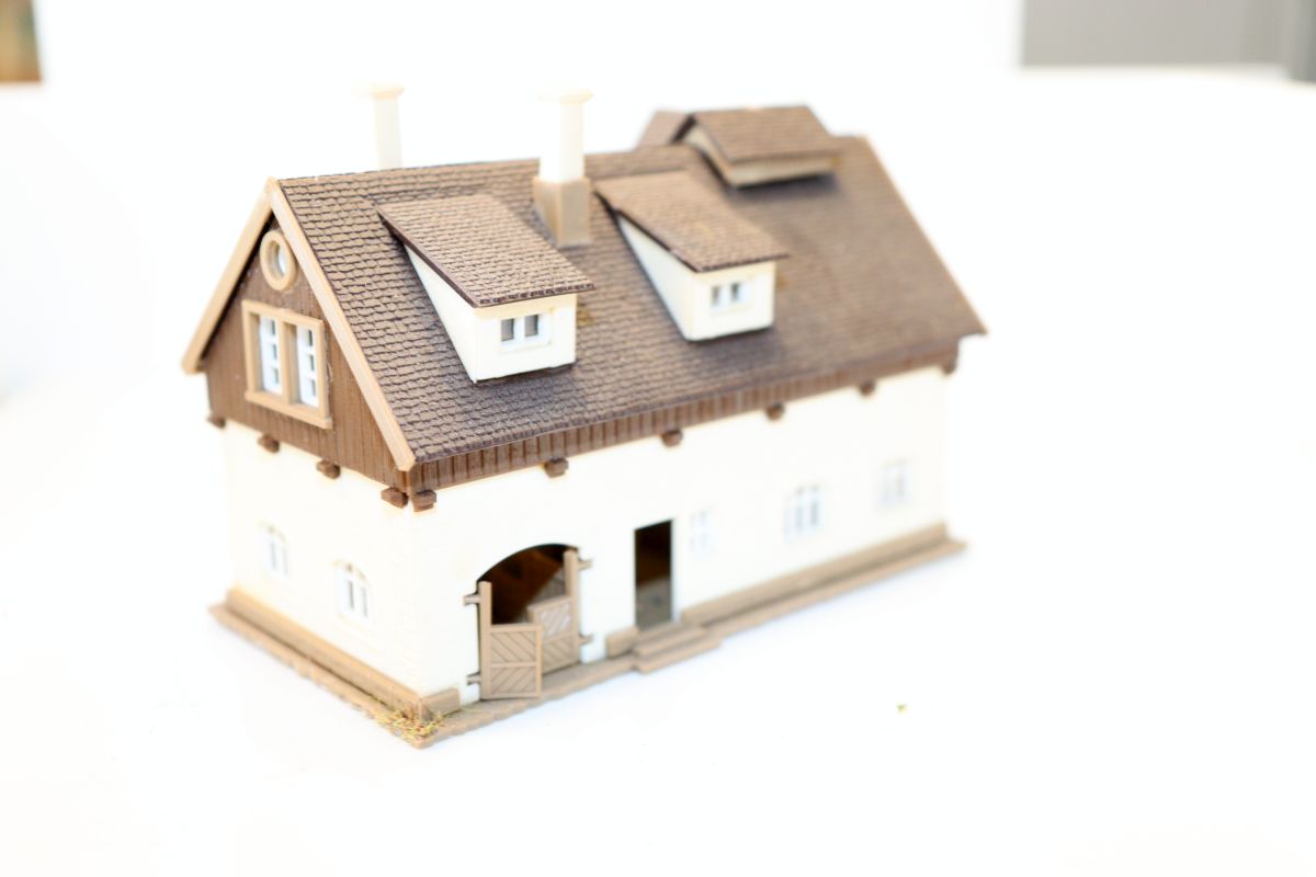 Model building SW21151, riding stable with apartment (already assembled from a kit, the item comes from a dismantled layout), for N gauge,