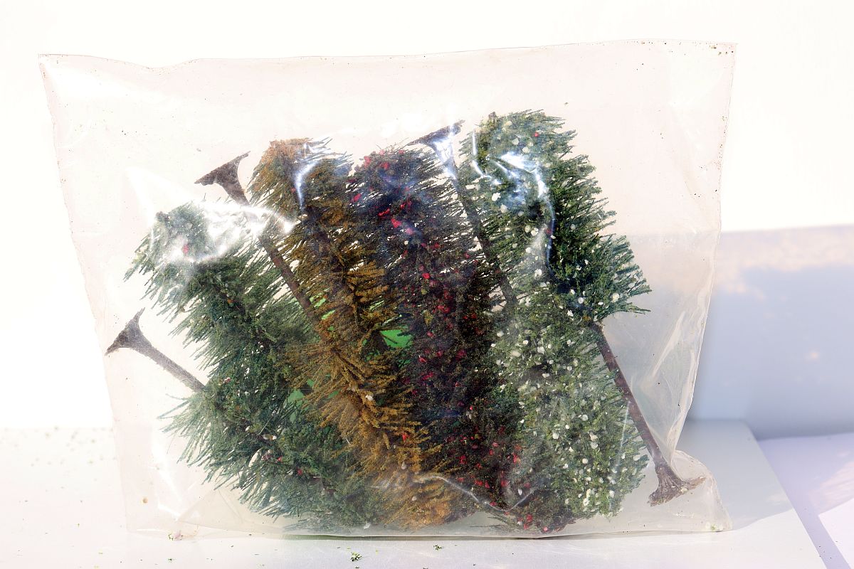 Unknown, 8 various trees approx. 12cm high, dark green, for H0 scale.  The trees are sold in a bag