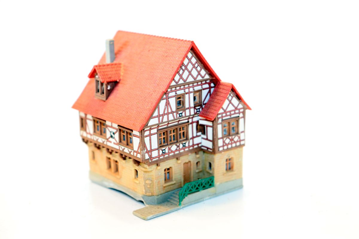 Model building SW21165, Kibri half-timbered house (already assembled from a kit, the item comes from a dismantled layout), for N gauge,