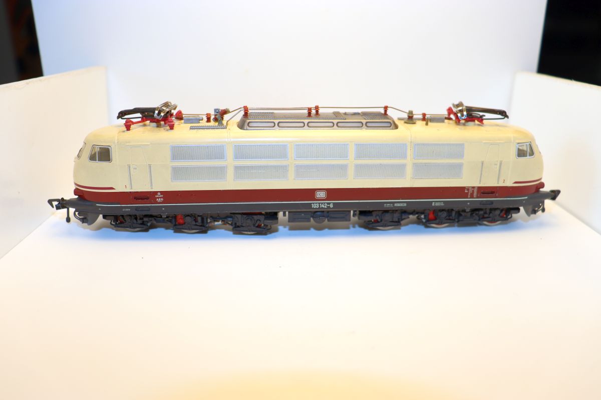 Fleischmann 4375, Electric locomotive BR 103 142-8, beige red, DC, H0 gauge, without original packaging