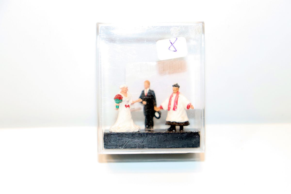 Unknown SW19896, Model building figures "Wedding scene with wedding couple and priest", for H0 scale in plastic box
