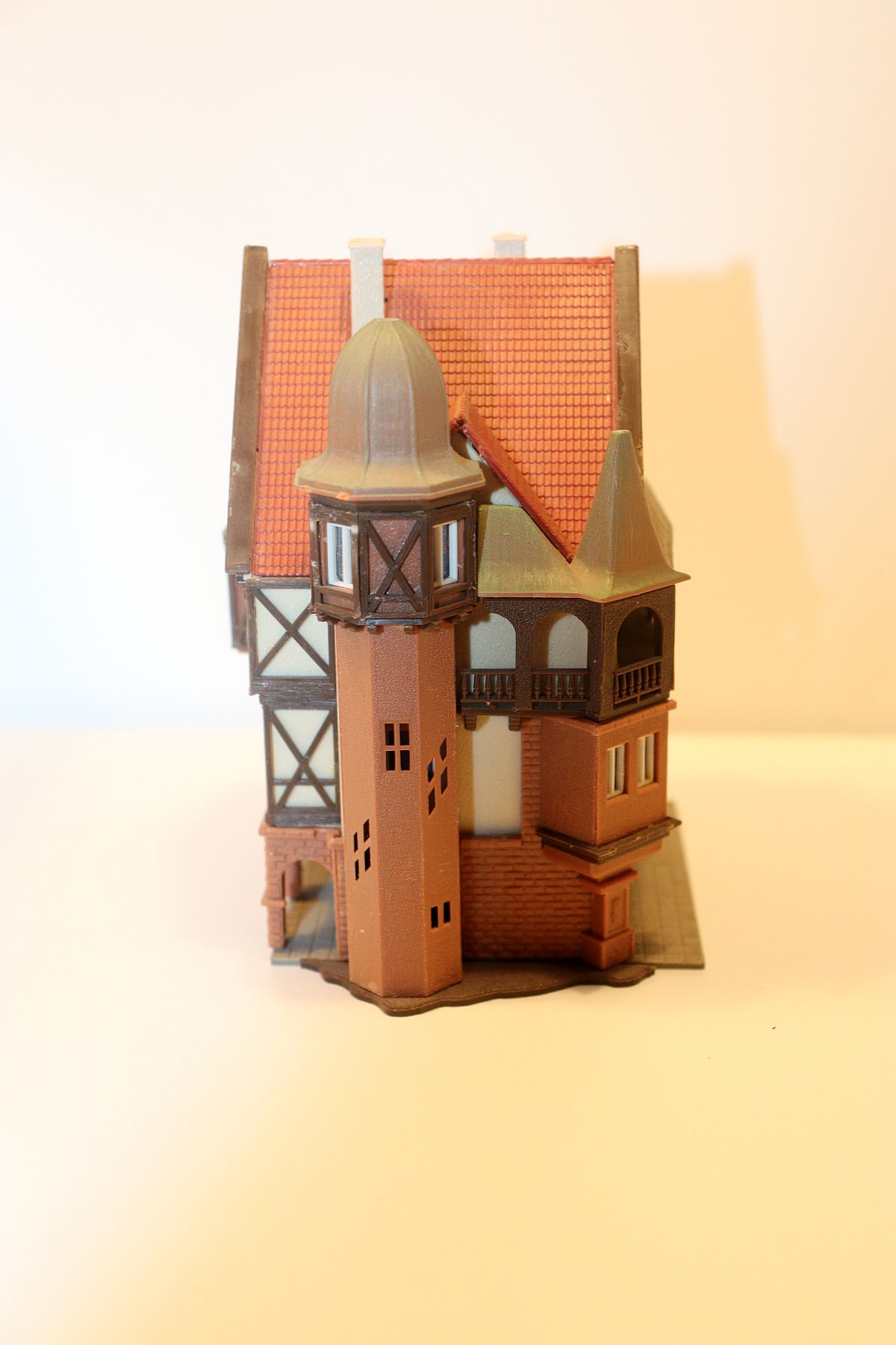 Model building SW20280, commercial building with arcades in half-timbered house style, (already assembled from kit, the item comes from a dismantled layout), for H0 scale