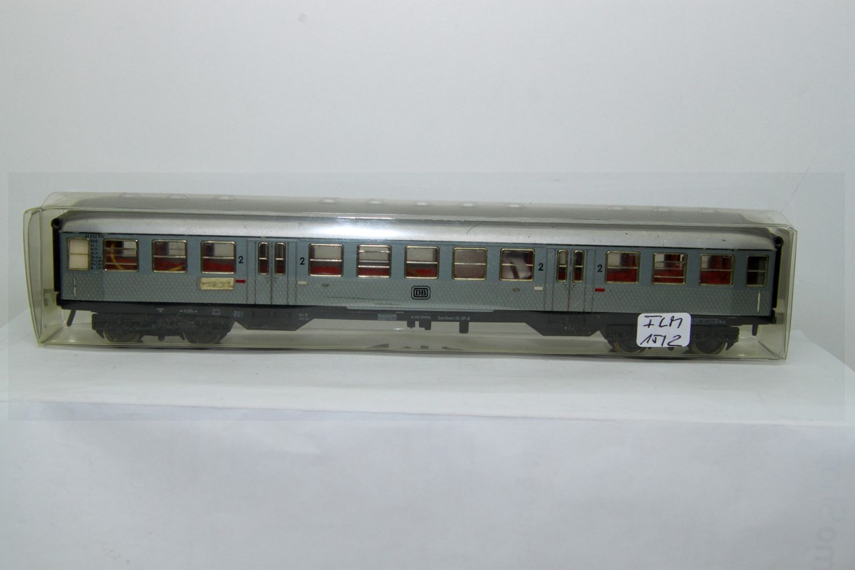 Fleischmann 1512, Nahverkehrswagen 2. Klasse der DB, Epoche III, B4nb, DC, Spur H0, mit Ersatzverpackung, 