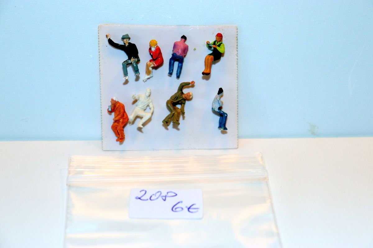 Model Figure Set No. 208, assorted seated figures for chairs/benches or passenger cars, 8 pieces for H0 scale, in replacement packaging