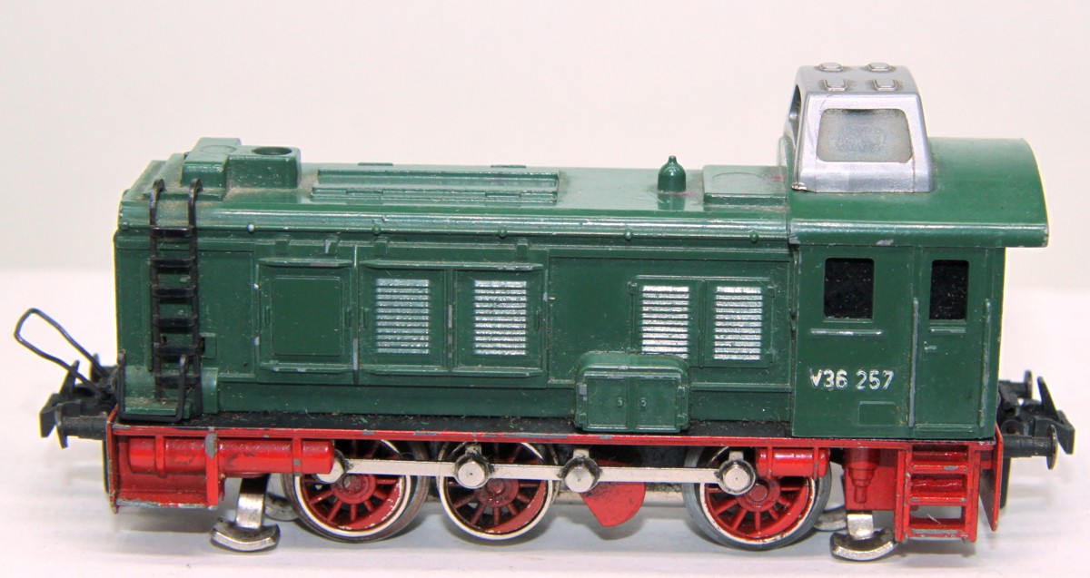 Trix Express Diesellok V 36257, grün, bespielt, lag ca. 40 Jahre im Karton, eine Funktionsprüfung konnte mangels Trafo nicht durchgeführt werden, siehe Bilder, DC, Spur H0, ohne Originalverpackung