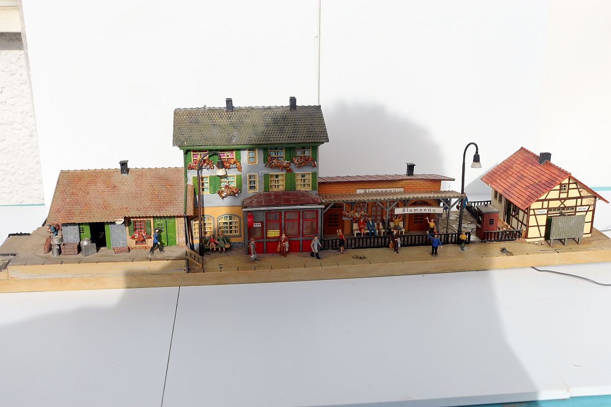 Model SW20119, gauge H0, Blumenau station with lights and figures, (already assembled from kit), 