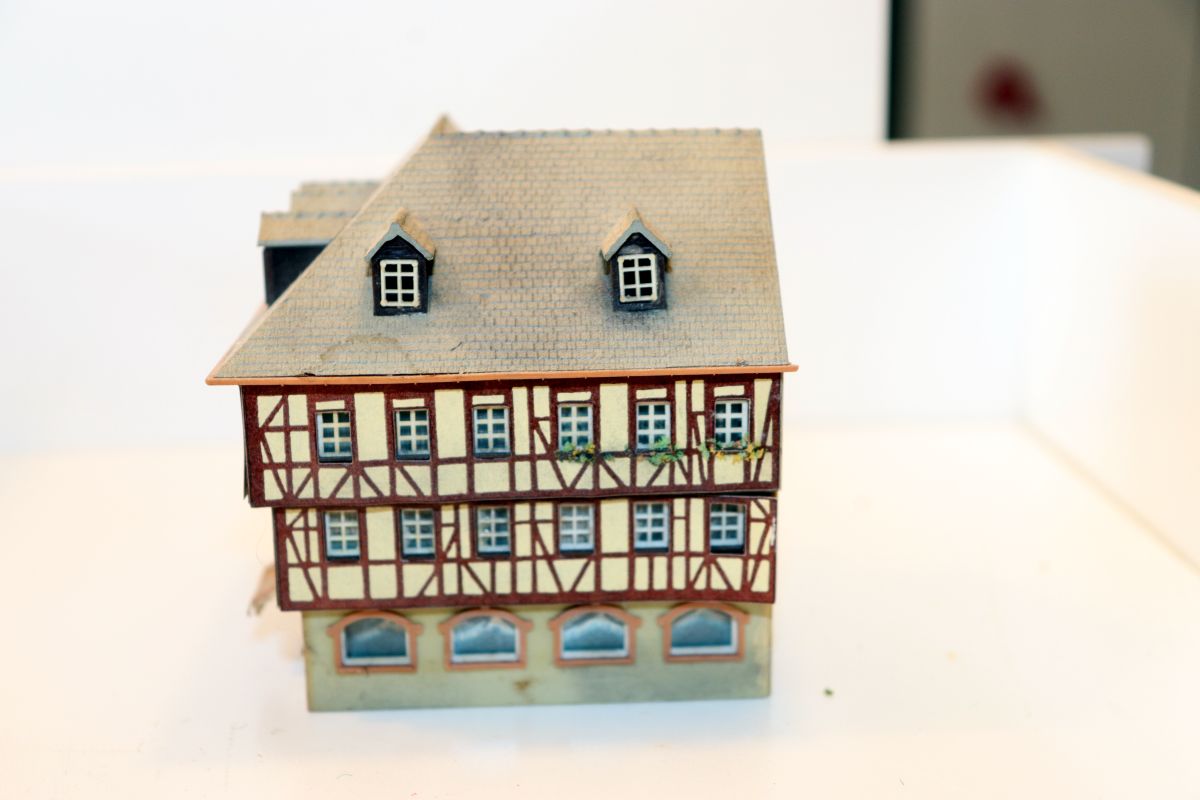 Model building SW21146, multi-storey half-timbered house (already assembled from a kit, the item comes from a dismantled layout), for N gauge, 