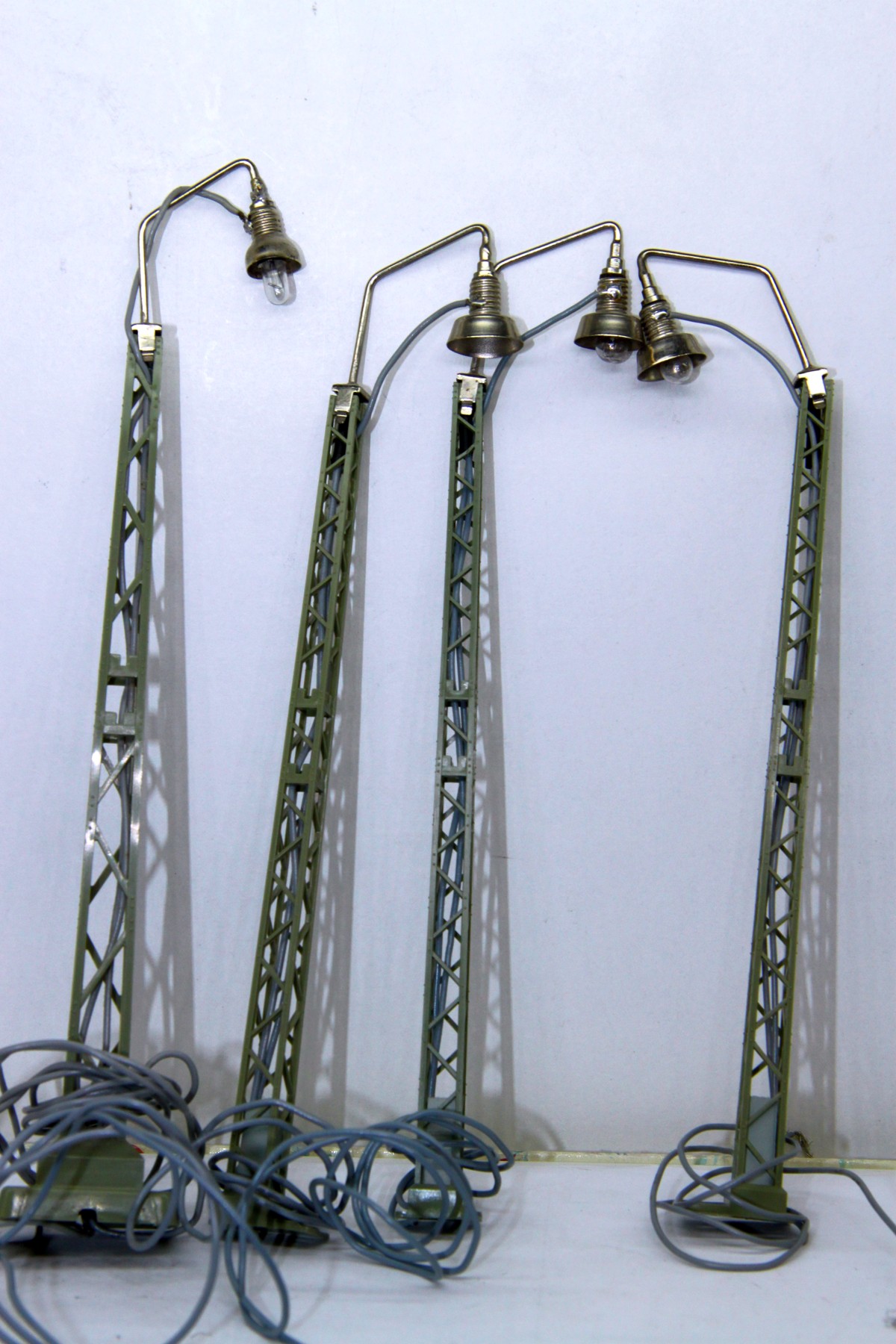 Märklin 7046, Bogenlampe mit Gittermast, Verwendbar mit Oberleitung für Metall-Gleise. Höhe 192 mm, Fuss 14 x 28 mm. Der ausgewiesene Preis gilt für 1 Mast, für Spur H0, ohne Originalverpackung, 