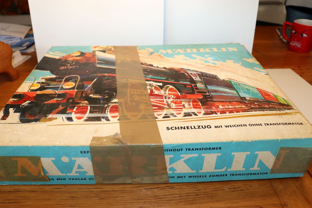 Märklin 3148, Schnellzug-Set, beinhaltend: Dampflok BR 01097, Guss; 4 Stück D-Zugwagen; 1 Paar Handweichen, 