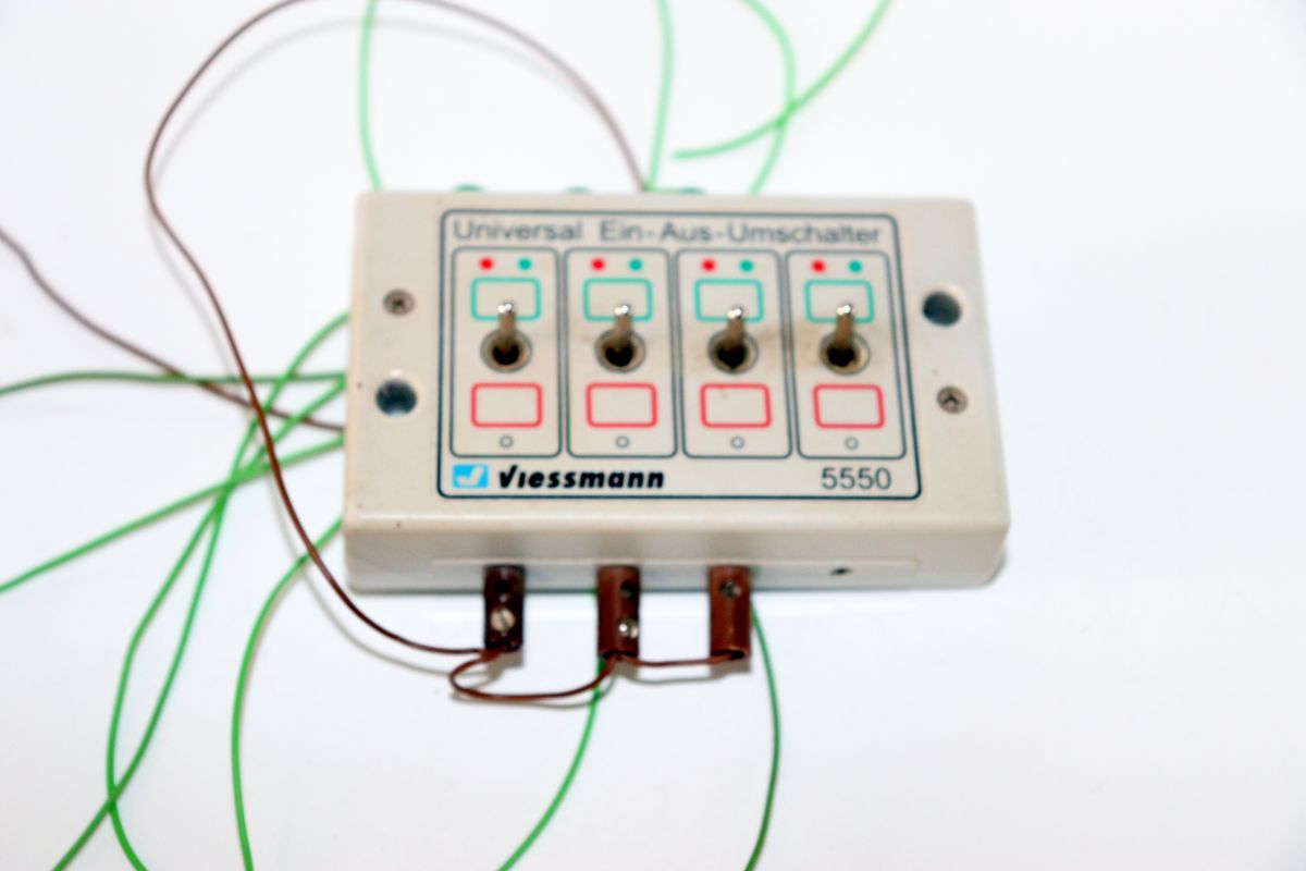 Viessmann 5550, universal on/off switch, 4 switches for easy switching of lighting, light signals and continuous current operated items,
