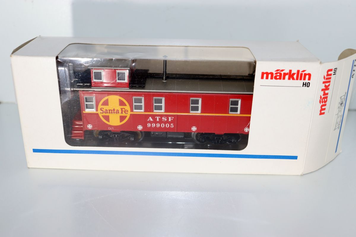 Märklin 4777, Caboose freight train escort car “ATSF Santa Fe,” red, AC, for H0 gauge, with original packaging.