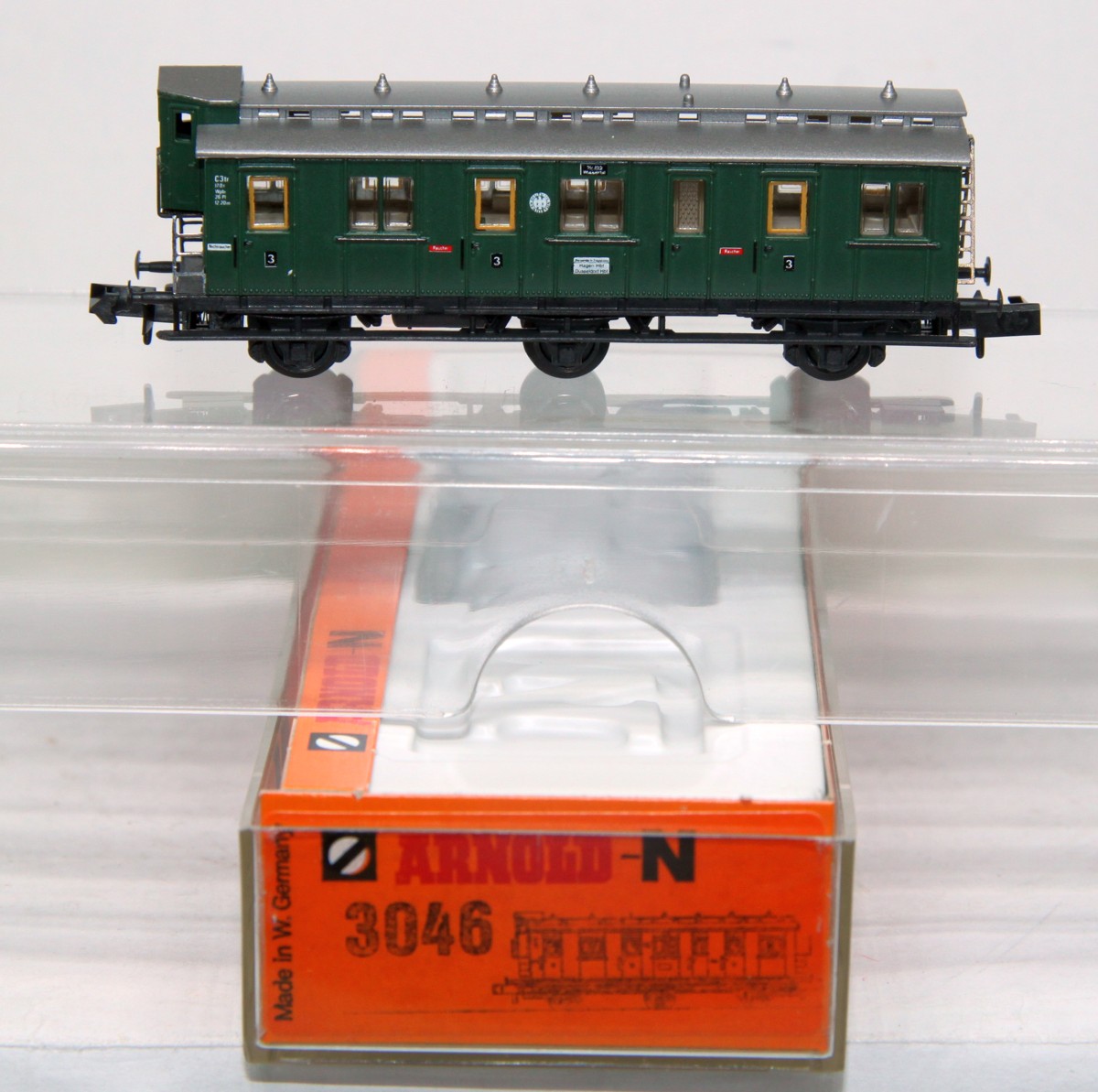 Arnold 3046, Abteilwagen mit Brhs, Gattung/Bauart C3tr Pr 04, 3-achsig, grün, DC, Spur N, in Originalverpackung