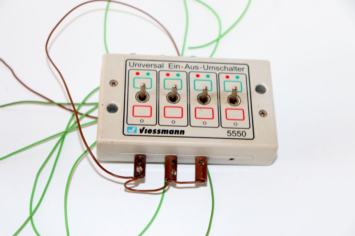 Viessmann 5550, universal on/off switch, 4 switches for easy switching of lighting, light signals and continuous current operated items,