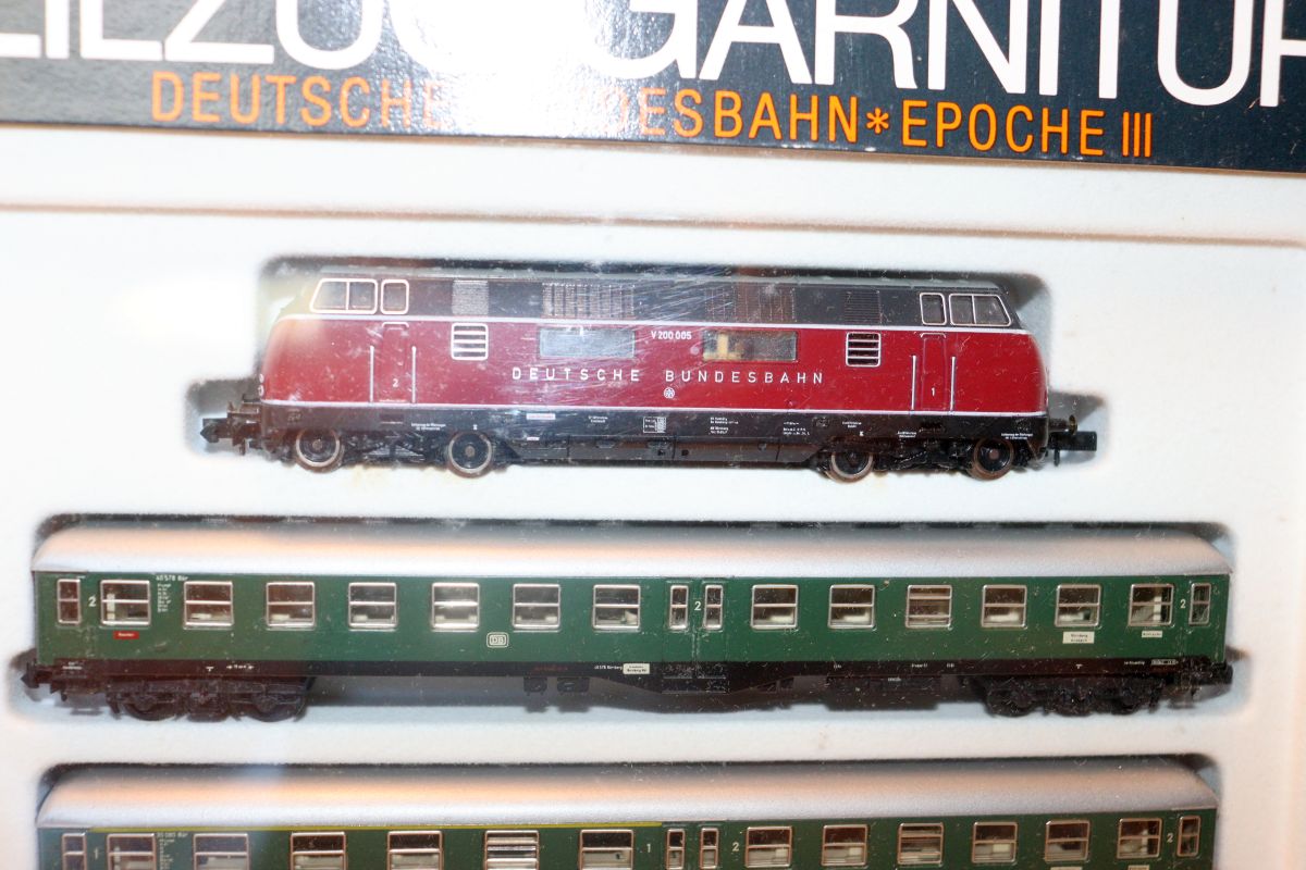 Arnold 0153, Eilzug-Garnitur (Zug-Set) mit V200 und 3x Mitteleinstiegswagen, grün, DC für Spur N, Jahres-Sonderzug 1986