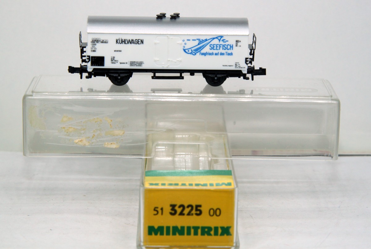 Minitrix 3225, Kühlwagen, Gattung/Bauart Ibhlqrs 409, Tgmmehs 50, 2-achsig, weiß, mit Aufschrift´Seefisch´ Spur N, in Originalverpackung