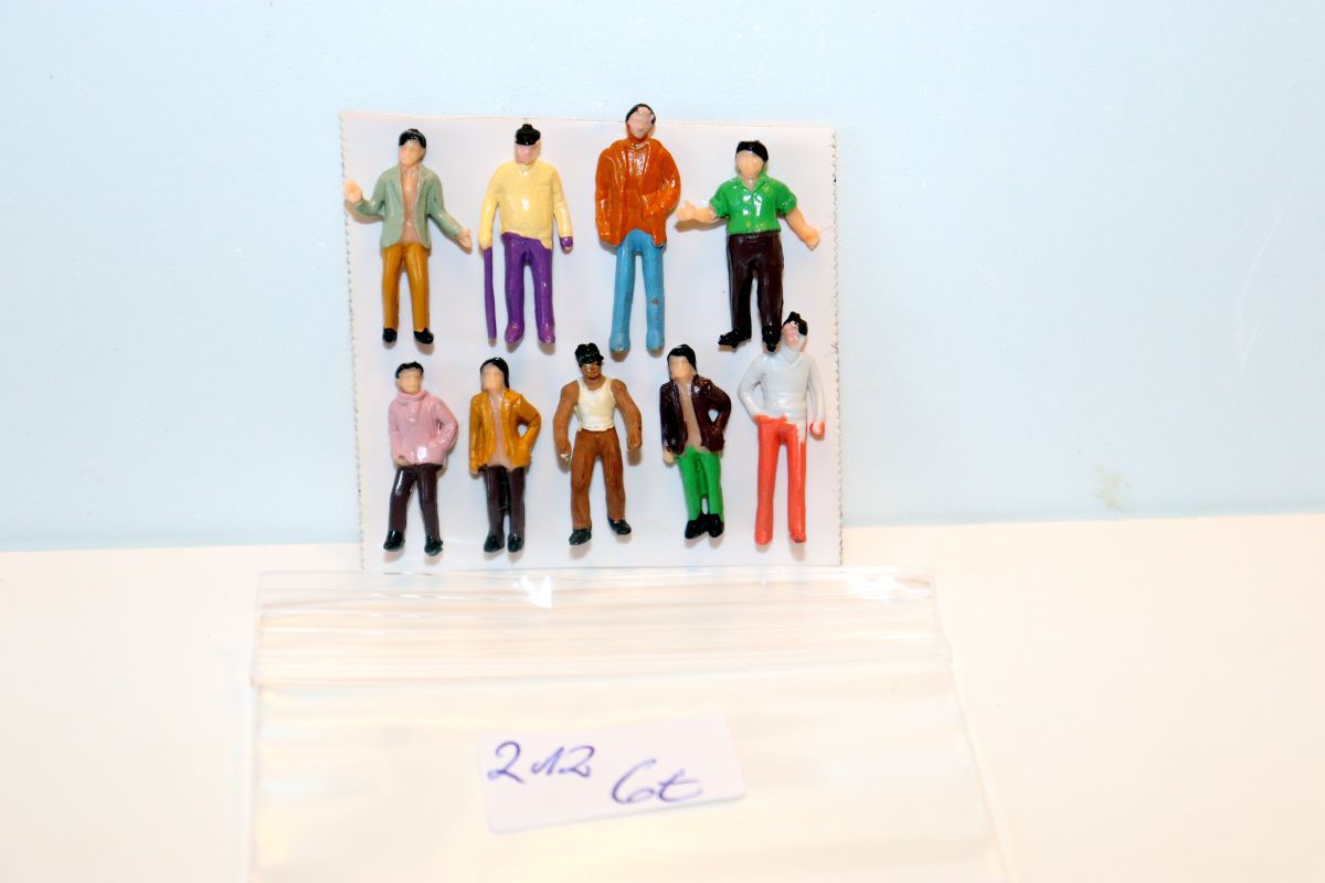 Model Figure Set No. 213, Various Street Passersby, 8 pieces for H0 scale, in replacement packaging