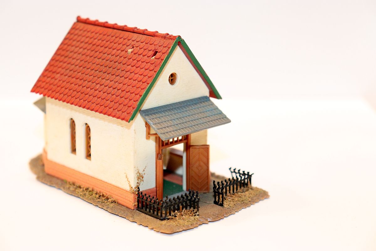 Modellbau SW20665, small chapel (already assembled from kit), for H0 scale