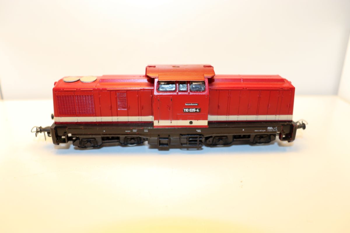 Unknown SW21126, DB diesel locomotive BR110025-4, red/beige, DC, for H0 gauge, 