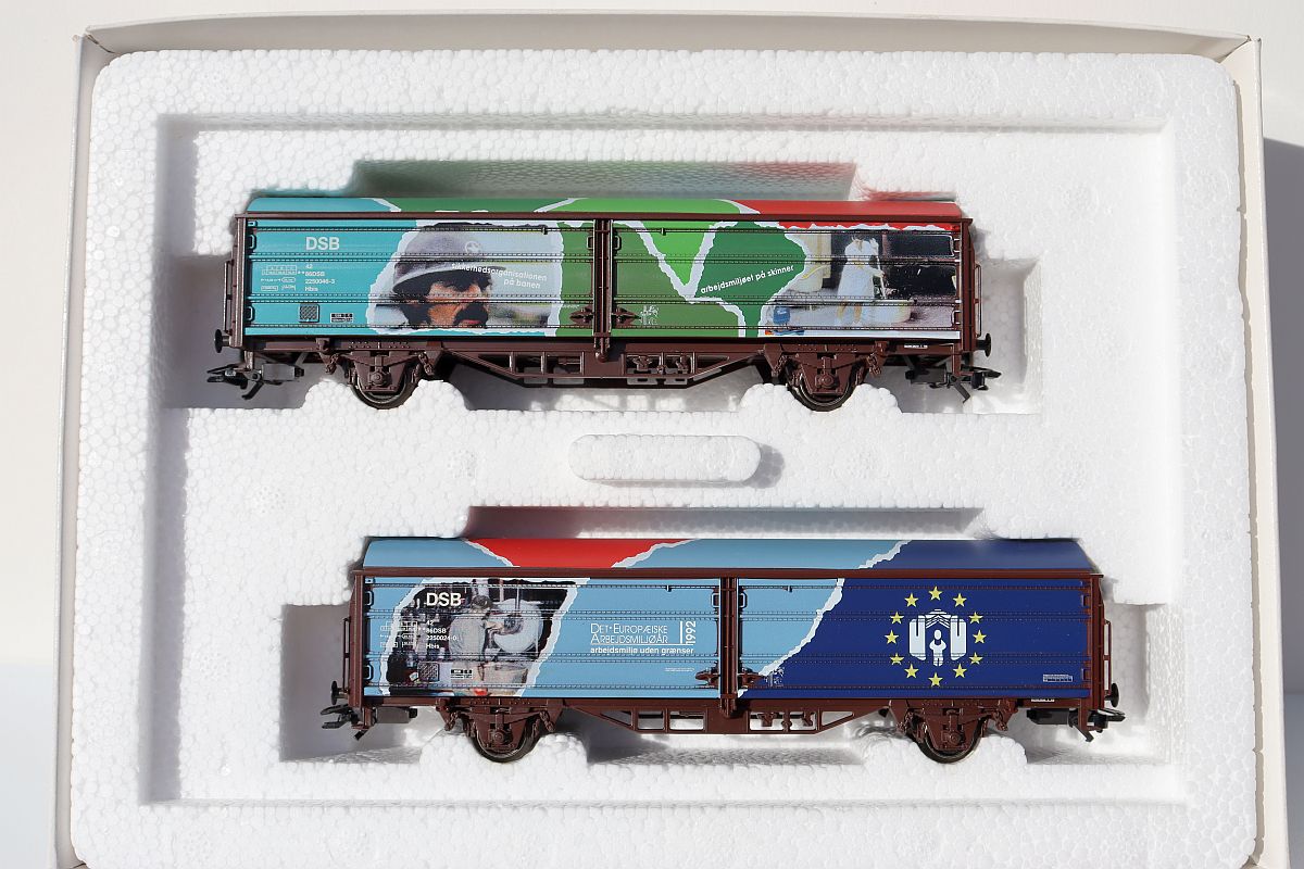 Märklin 4838, ‘Working World’ car set, consisting of 2 covered sliding wall cars, AC, for H0 scale,