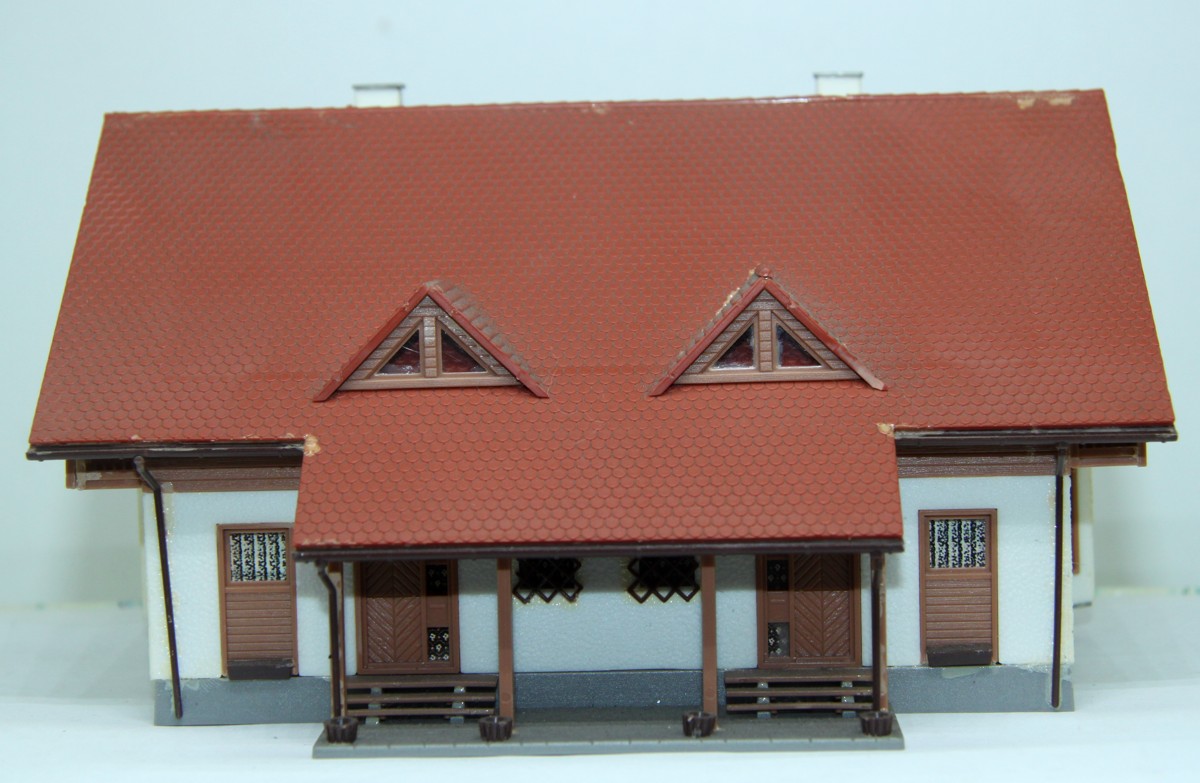 Modellbau großes Wohnhaus (bereits aus Bausatz zusammengebaut), für Spur H0, ohne Originalverpackung, siehe Bilder