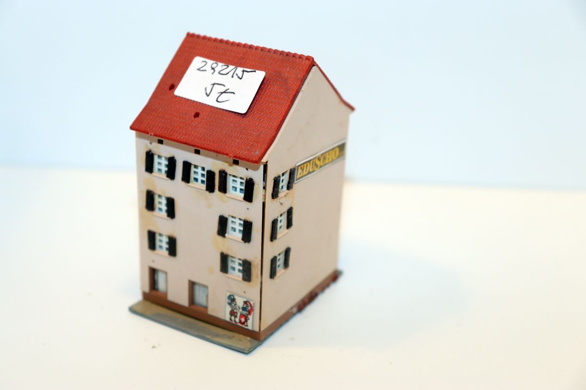 Model kit, SW21915, ‘Eduscho’ residential and commercial building, for Z gauge, (already assembled from the kit), 