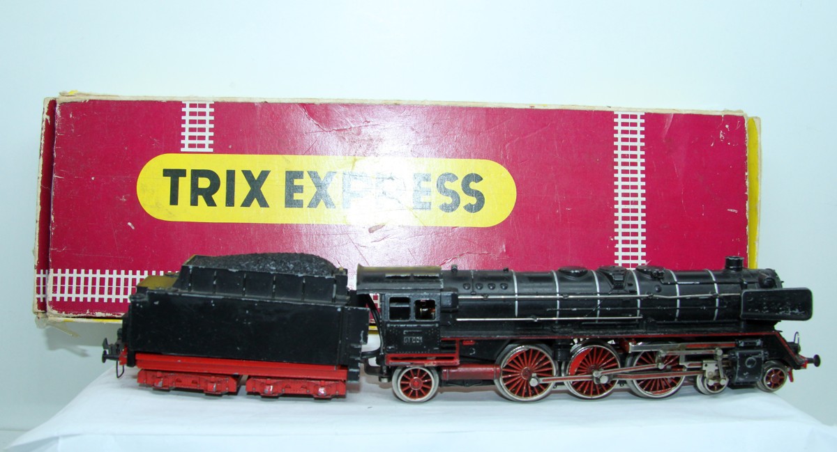 Trix Express 2204, Dampflok mit Tender, BR 01001, SW 15550, schwarz, bespielt, lag ca. 40 Jahre im Karton, eine Funktionsprüfung konnte mangels Trafo nicht durchgeführt werden, siehe Bilder, DC, Spur H0, mit Originalverpackung