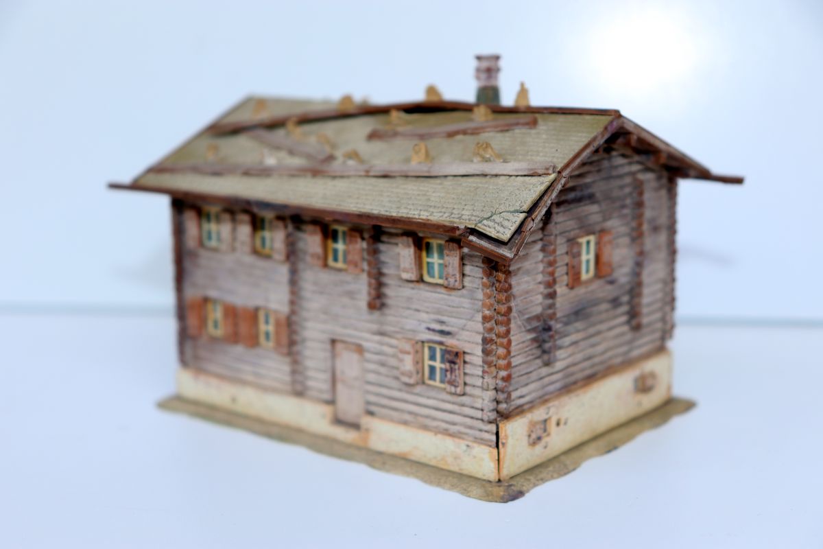 Model kit, SW21957, for H0 scale, two-story mountain lodge with a general store 