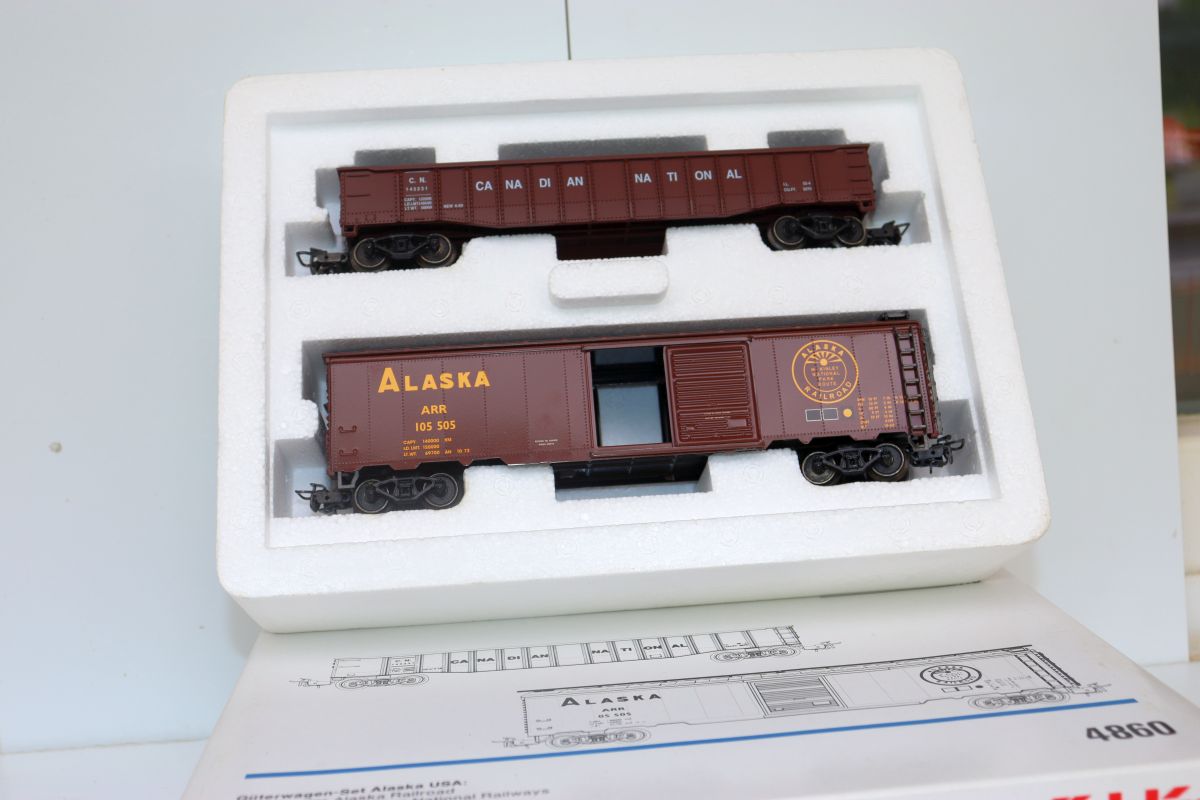 Märklin 4860, Güterwagen-Set Alaska USA, bestehend aus Box Car der Alaska Railroad und Gondola der Canadian National Railways