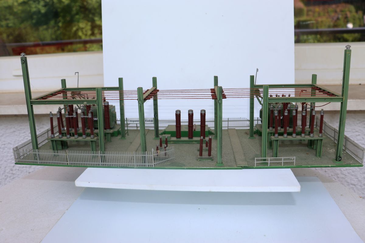 Model kit SW21971, Pola 618, Eisfeld Substation, green, for H0 scale, length approx. 39 cm, width approx. 14 cm, 