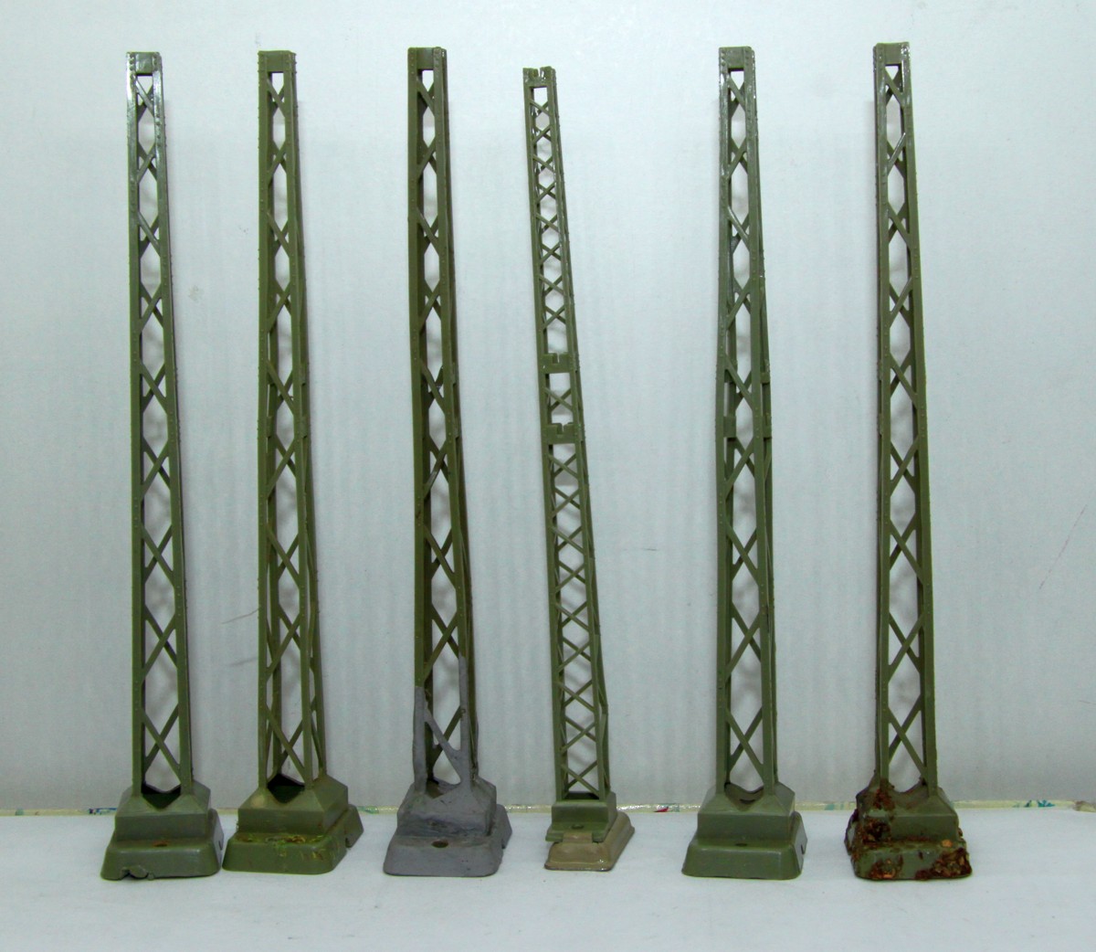 Märklin 7021, Turmmast, Der ausgewiesene Preis gilt für 1 Mast, für Spur H0, ohne Originalverpackung, Zum Einhängen der Querverbindungen 7016 oder 7017 und des Auslegers 7525. Höhe bei Metall- und C-Gleisen 157 mm, bei Kunststoffgleisen 154 mm   