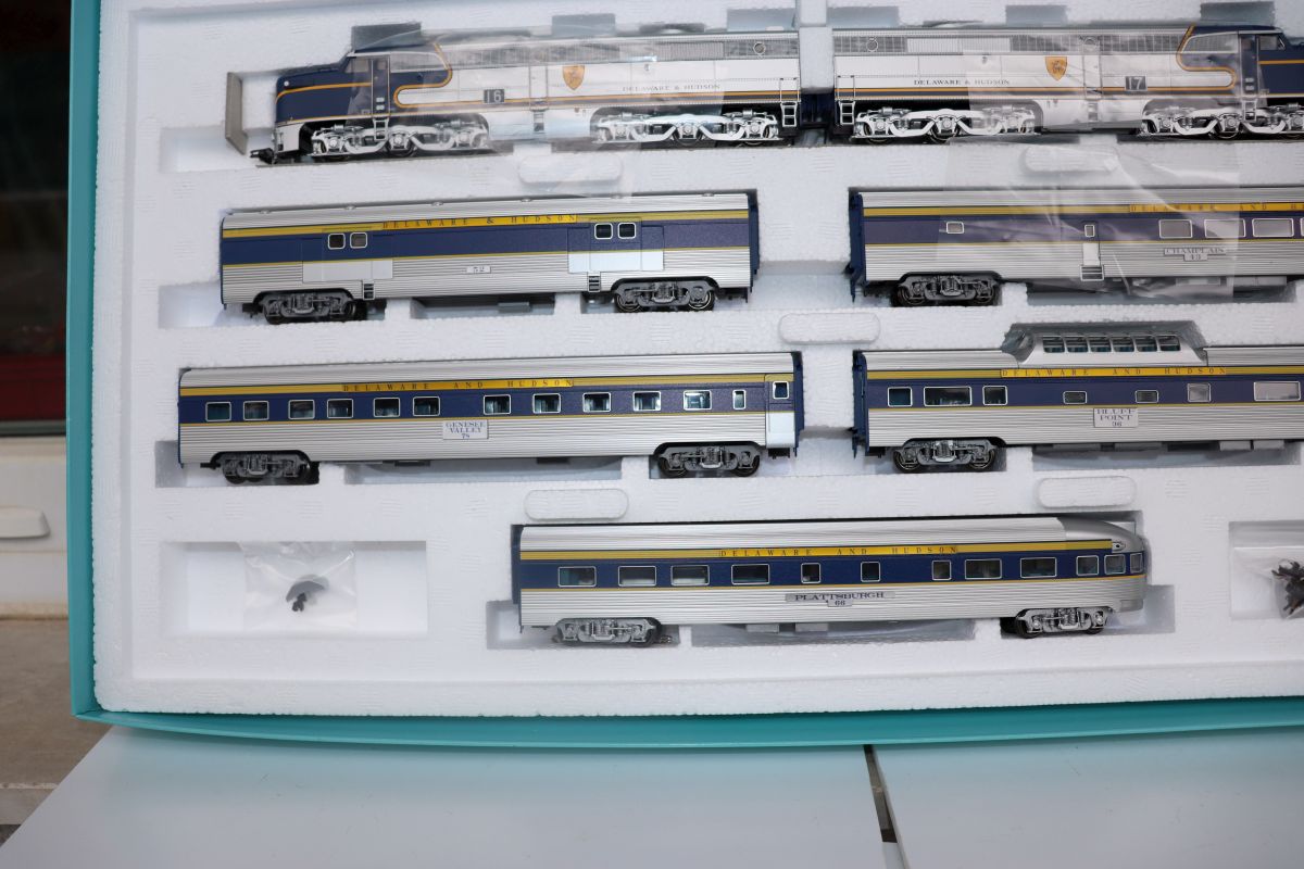 Märklin 26495, Montreal Limited passenger train with 5 cars, mfx Digital, Sound, AC, for H0 scale, with original packaging.