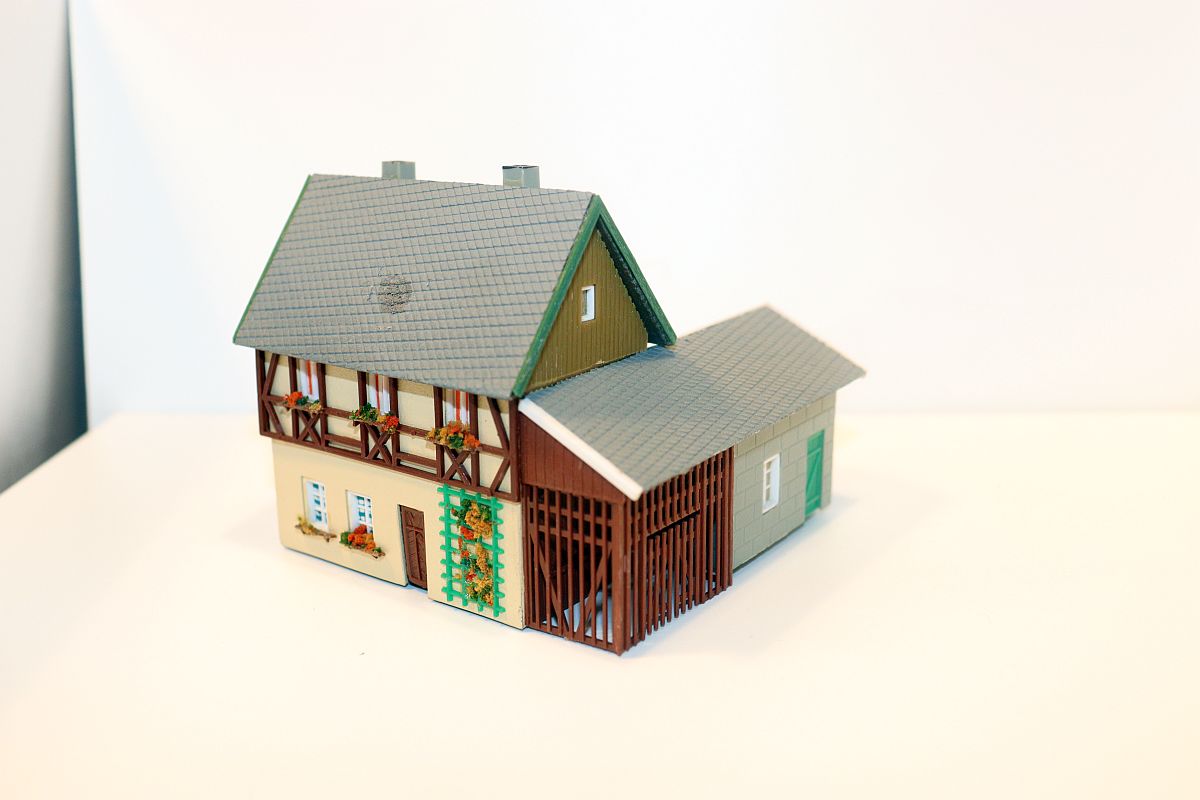 Modellbau SW20287, detached house with shed and garage, (already assembled from kit, the item comes from a dismantled layout), for H0 scale,
