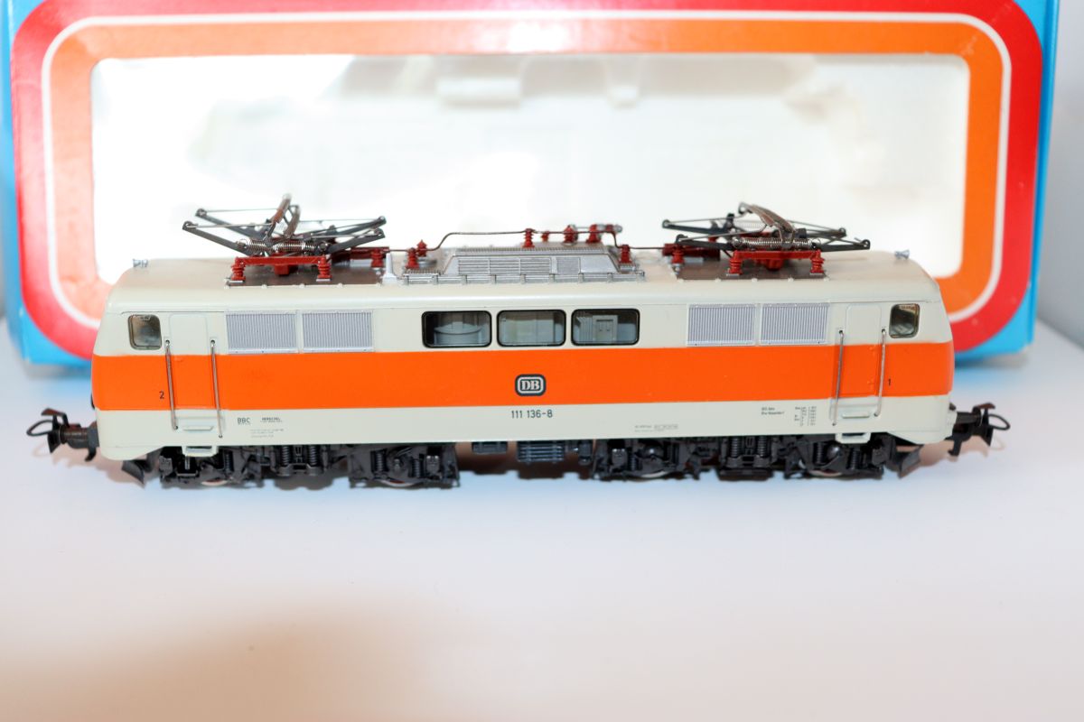 Märklin 3155, E-Lok, Baureihe 111 der DB, hellgrau/orange, S-Bahn-Ausführung, AC, für Spur H0, 