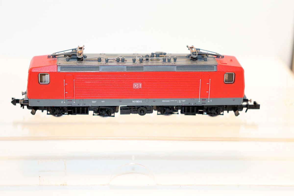 Fleischmann, Elektrolok BR 143 593-5 der DB AG, rot, Epoche VI, DC, Spur N