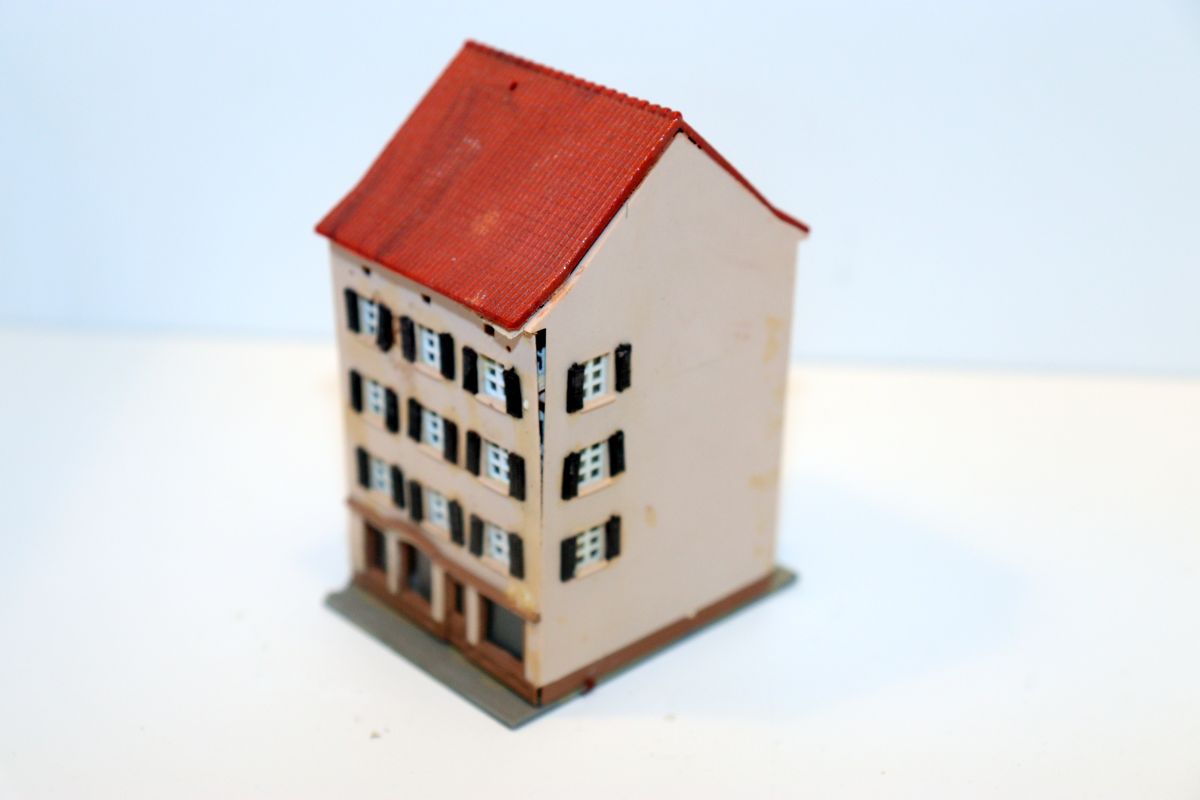 Model kit, SW21915, ‘Eduscho’ residential and commercial building, for Z gauge, (already assembled from the kit), 