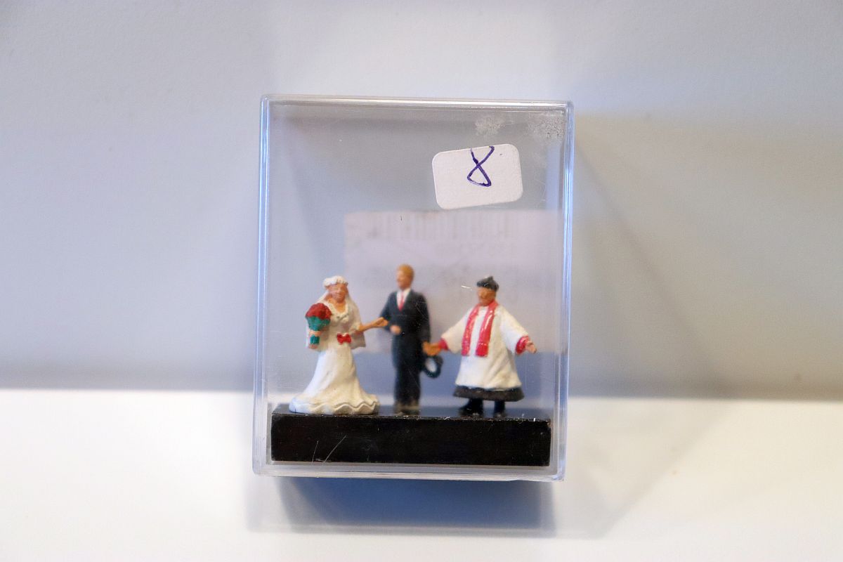 Unknown SW19896, Model building figures "Wedding scene with wedding couple and priest", for H0 scale in plastic box