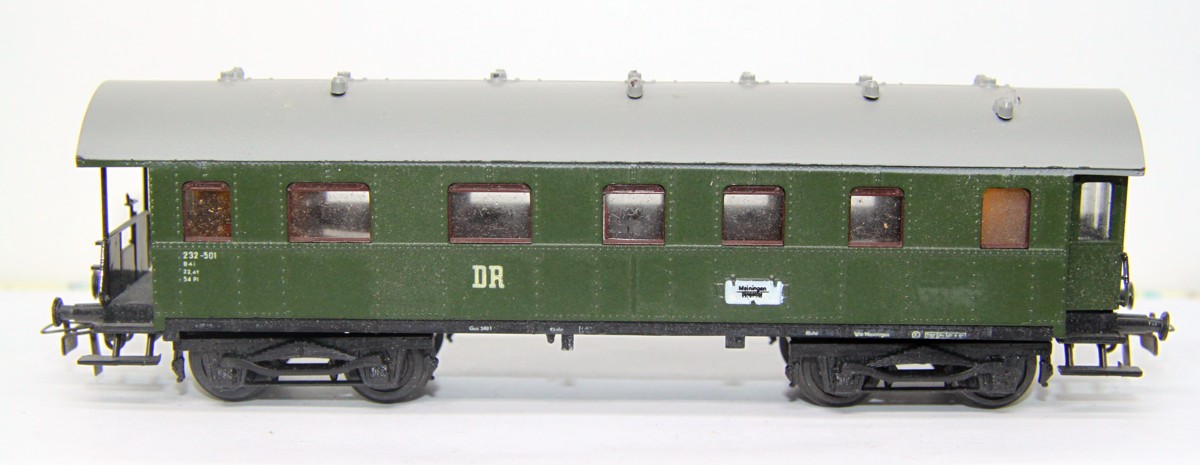 Personenwagen SW 13779 der DR mit Aufschrift "232501", grün, DC, Spur H0, mit Ersatzverpackung