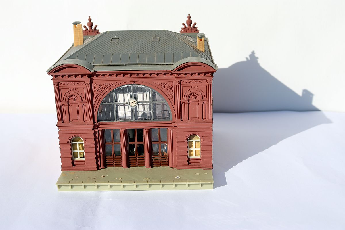 Modelling SW19969, Faller main station, consisting of three parts, (already assembled from kit), for H0 gauge, 