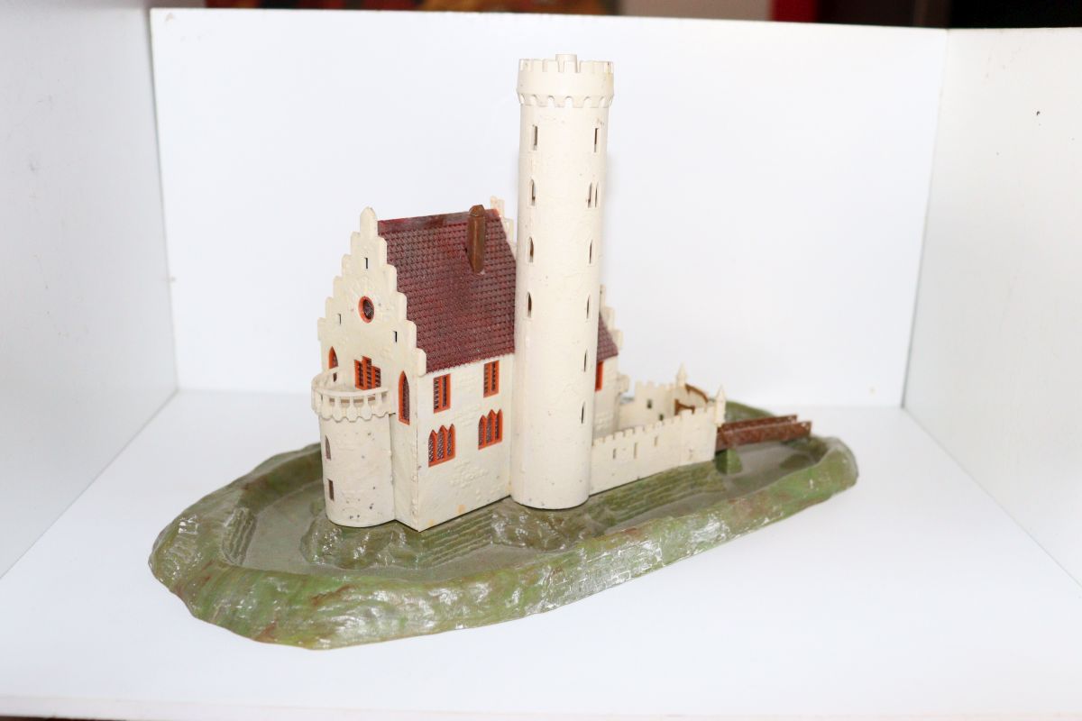Model kit SW21660, castle with moat and tower (already assembled from a kit, the item comes from a dismantled layout), for HO scale,