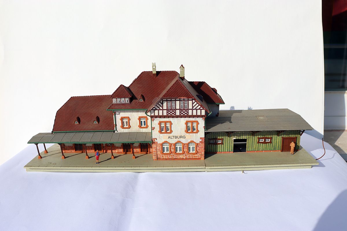 Modellbau SW19970, Faller 1518 Combi-Kit H0 BAHNHOF LENZKIRCH MIT FIGUREN , (already assembled from kit), for gauge H0, 